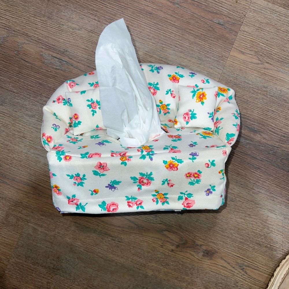 Kitchy vintage Floral Fabric Tissue Box Cover - Cream with Multicolor Flowers